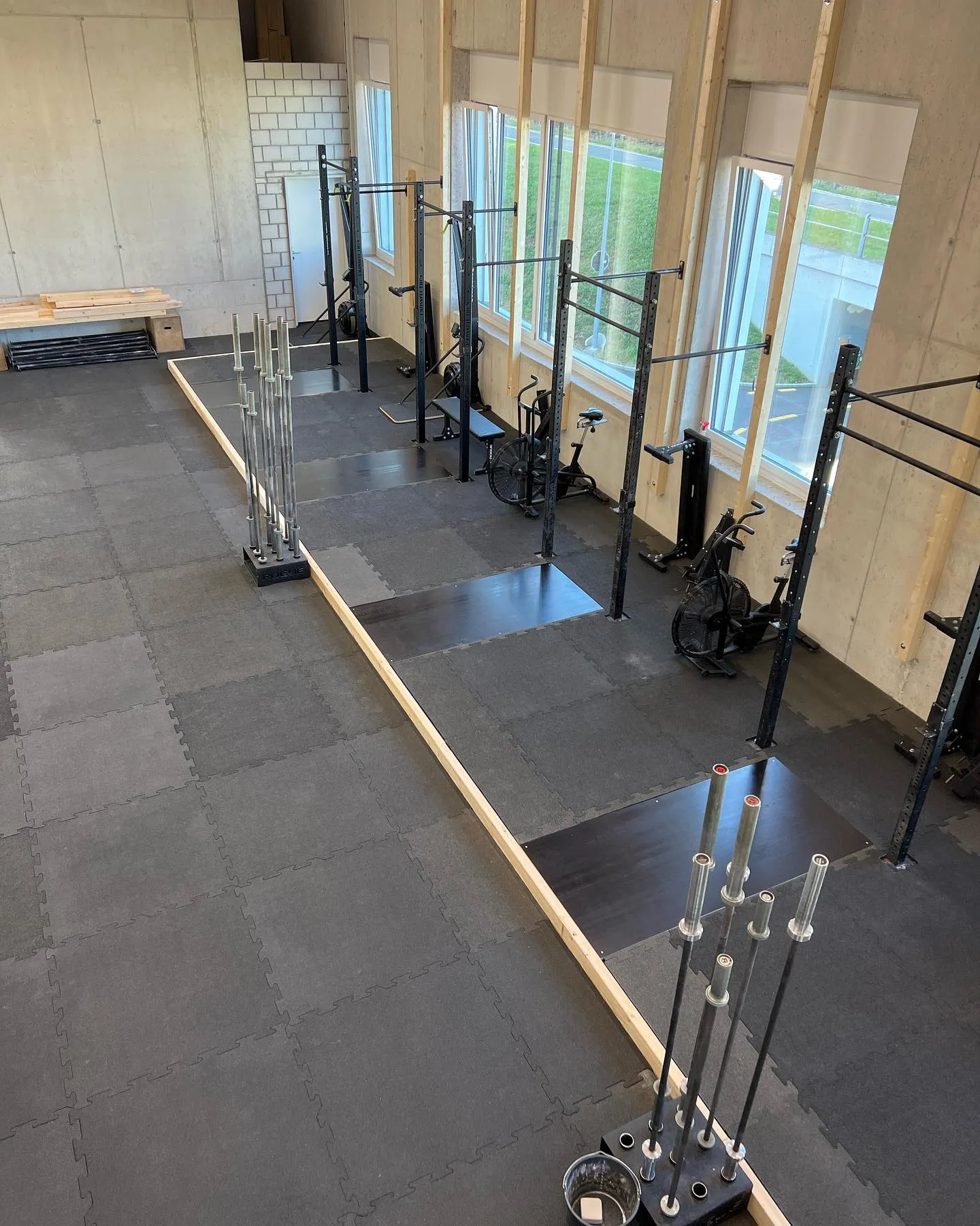 GoStrong Coach begleitet einen Kunden persönlich bei einer Übung am Boden