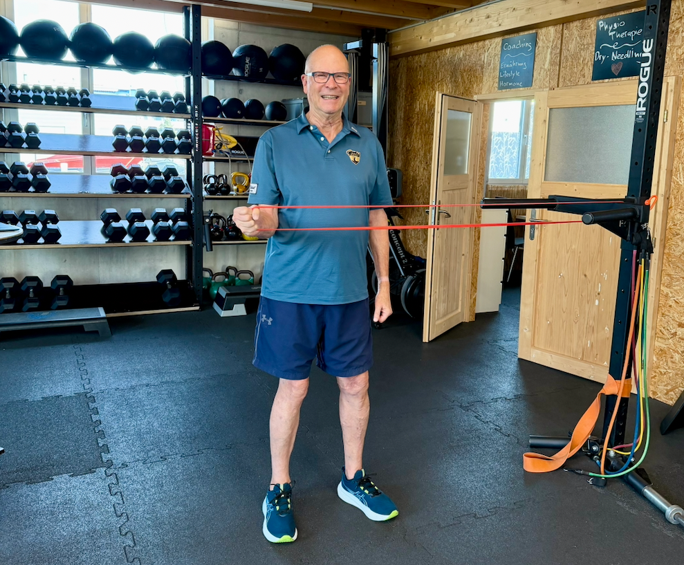 Wilfred trainiert mit einem Widerstandsband im GoStrong-Studio in Heimberg