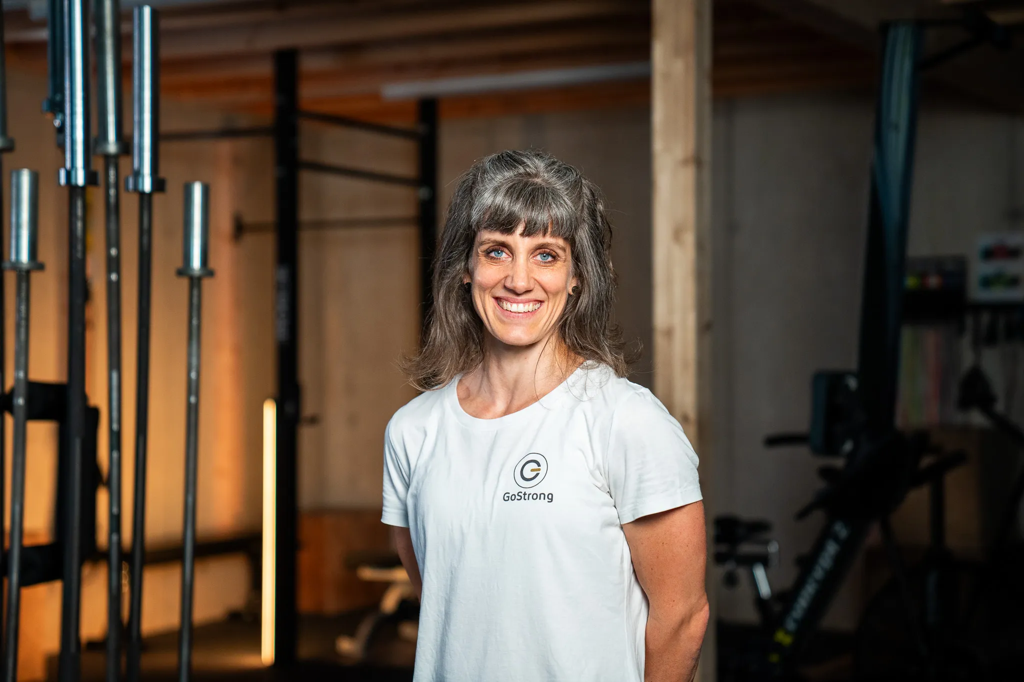 Trainingsraum im GoStrong Studio Heimberg mit Racks, Hanteln und grossen Fenstern