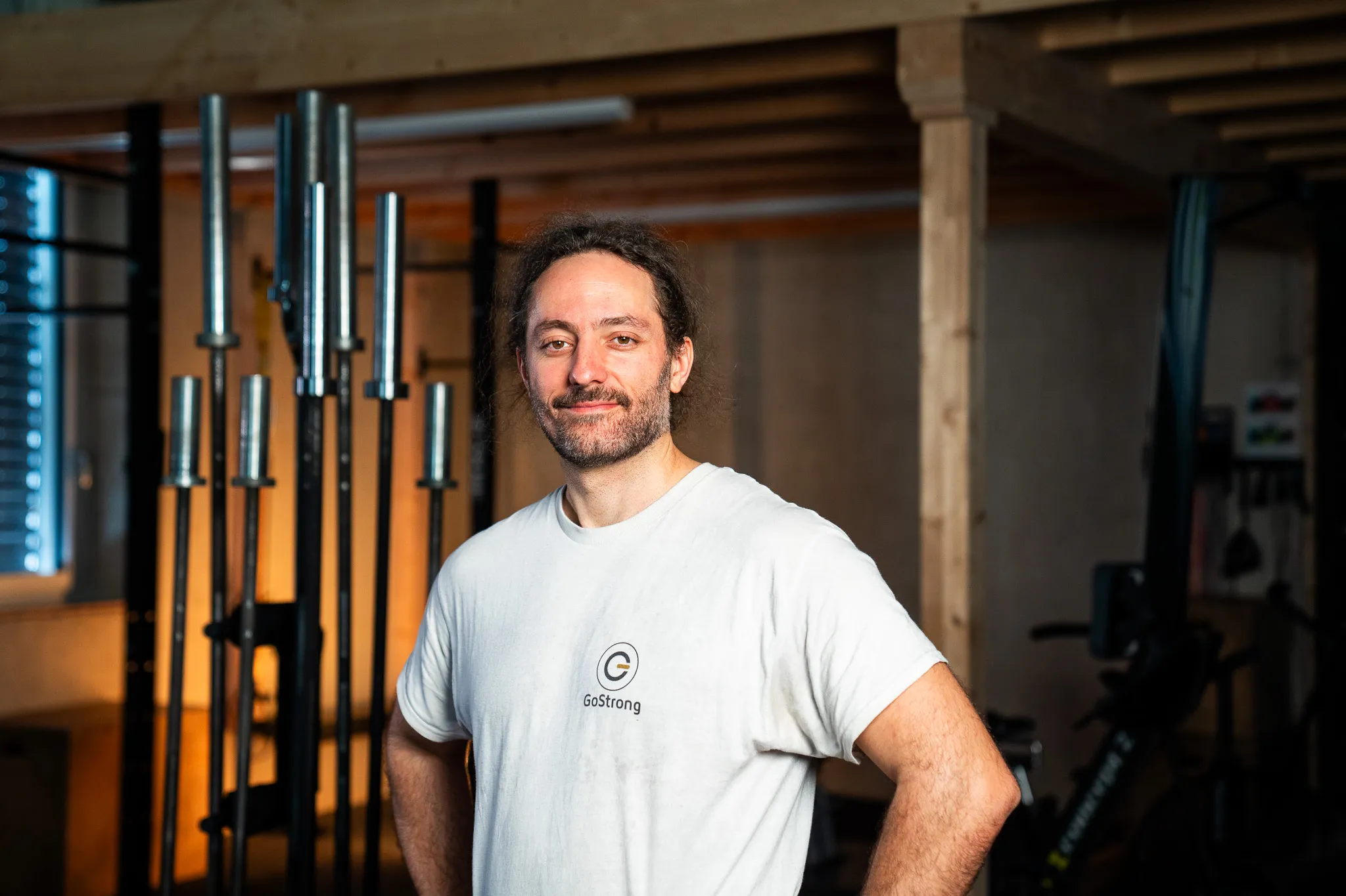 Athlet nutzt die GoStrong App mit Übungsvideo während des Trainings im Gym