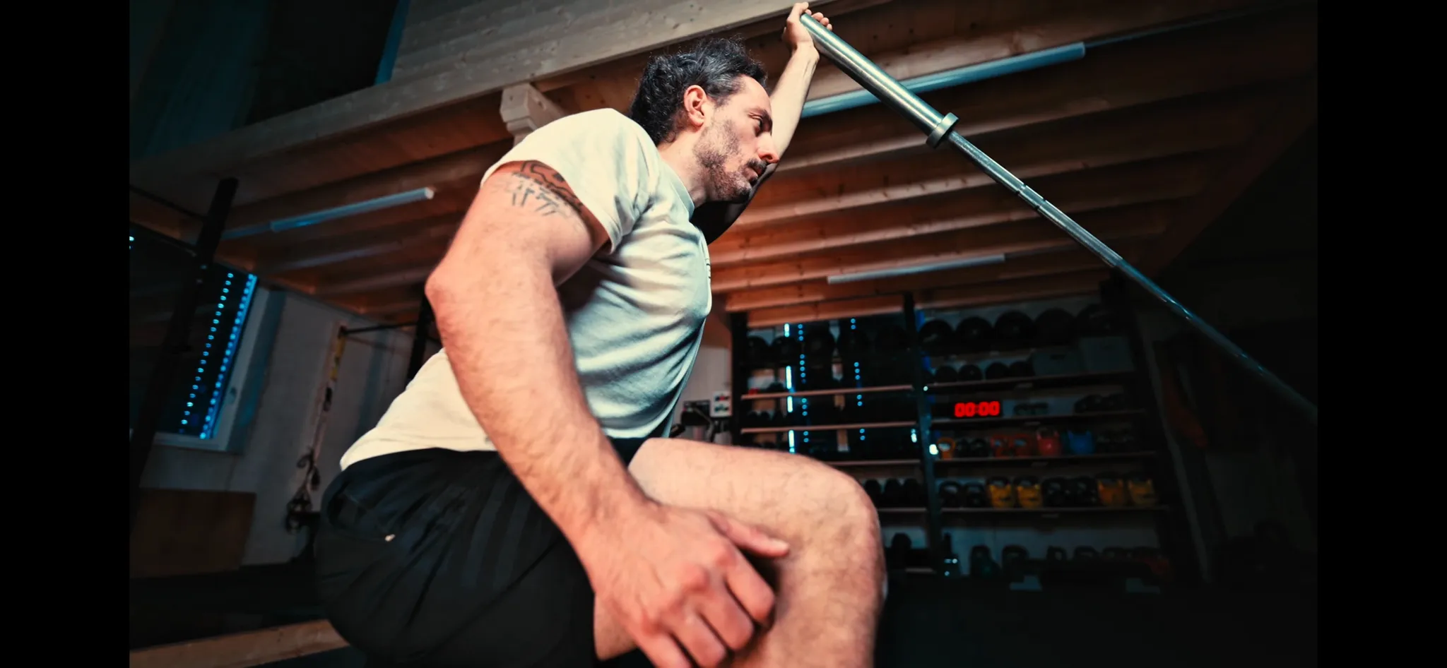 GoStrong Mitglied trainiert selbstständig eine Balance- und Koordinationsübung, ohne Coach daneben