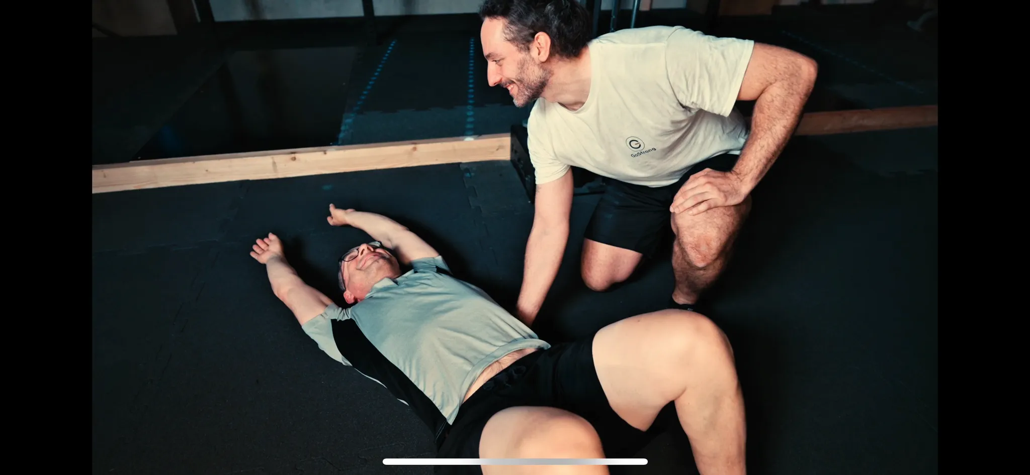 Raphael Lüthi von GoStrong im Gespräch während einer Coaching-Sequenz