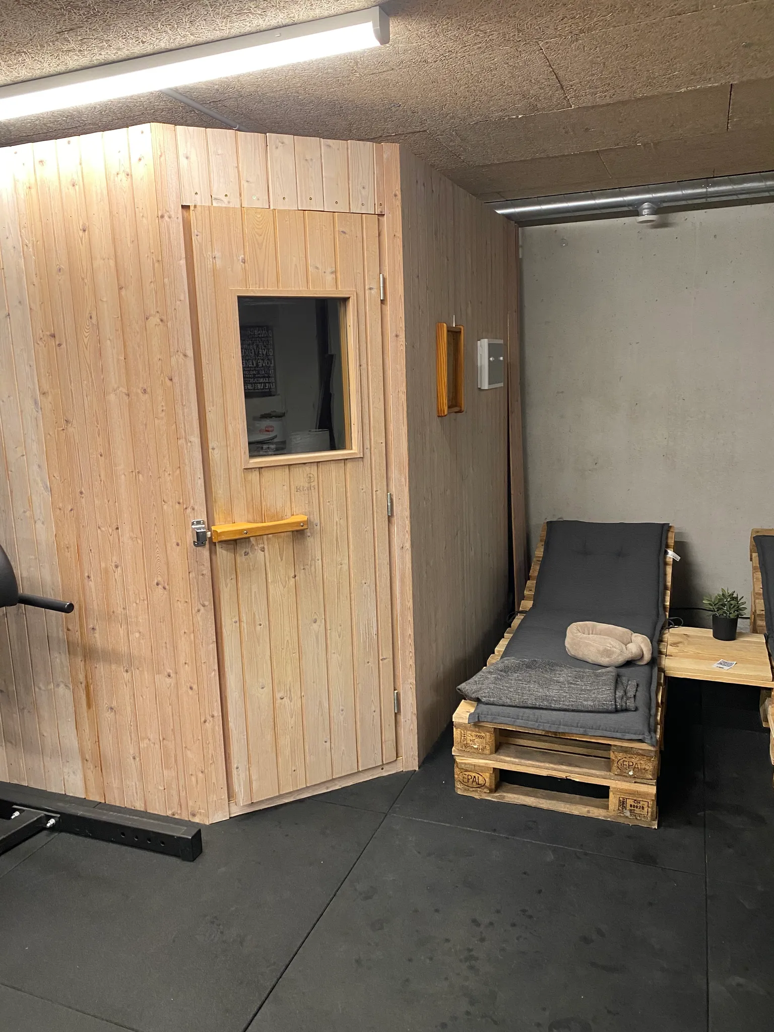 Tanja Lüthi bei einer Behandlung im Massagebereich