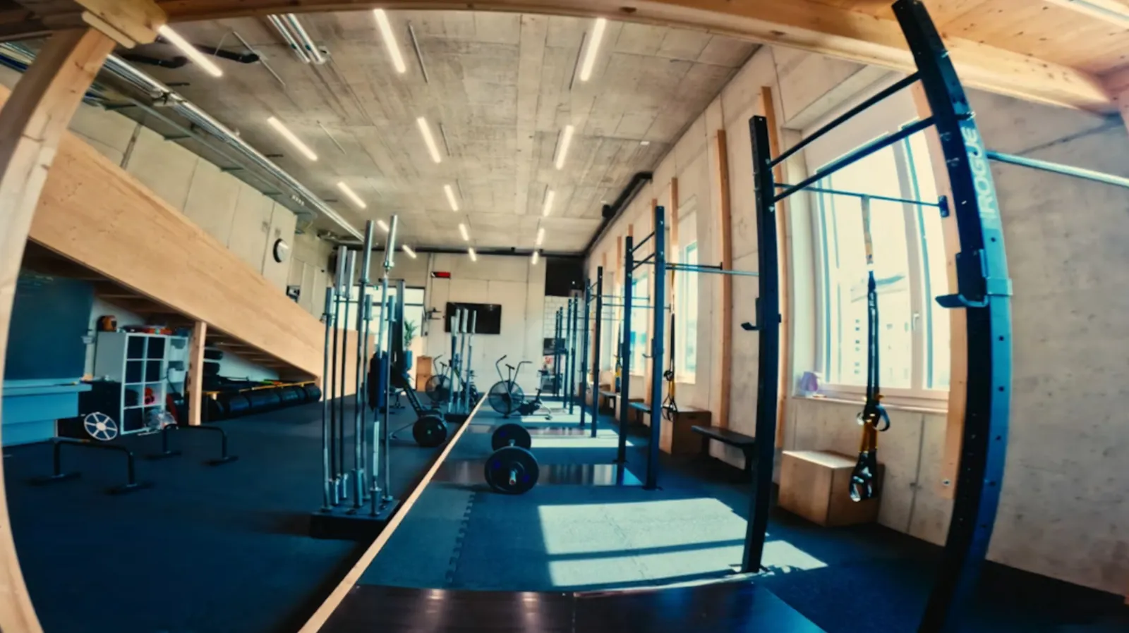 Blick in den GoStrong Trainingsraum in Heimberg mit Kraftgeräten und viel Holz